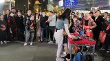 四川成都900万粉丝美女春晓，街头演奏《谁》上百人围观真好听