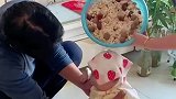 宝宝百天的仪式感，家人在宝宝的头顶上撒粮食