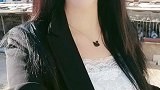包臀裙美女小姐姐虽在走路，优雅从容的气质却让人羡慕