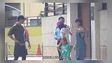 贾静雯穿裸背装和修杰楷接咘咘，开近359万豪车，大展迷人身材