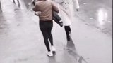 好心男子把雨伞让给一对母子在冷雨中把伞给别人，自己戴起帽子的你，太暖太帅
