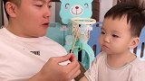 自从妈妈生了娃之后，宝爸吃个冰棍都这样难，想套路宝宝不容易
