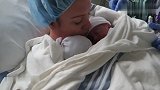 记录刚出生双胞胎婴儿和妈妈的第一个拥抱，莫名的感动！