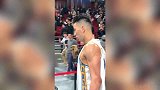 林书豪赛季首次赛后送成年男球迷球鞋！拿到球鞋小伙子的表情亮了