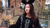 这个姑娘火了，俏皮可爱，气质出众！