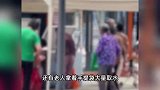 重庆一爱心冰柜遭老人哄抢，有人拿手提袋一次拿8瓶水！当地回应