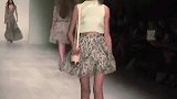 国外时尚走秀，模特台上舞步诱人不已，画风让人循环播放