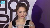 阿娇伤后四天即复工，杀青照中用手遮挡伤口，笑容灿烂状态好