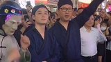 孟婆在众人下揭开面具，当看到面具下的容颜，心里有一点点小示弱