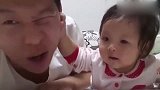 小宝宝一巴掌打在爸爸脸上，爸爸反应居然是这样真是可爱的爸爸