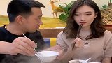 帅哥舀汤还不忘看美女,不料下一幕尴尬了,看完别笑!