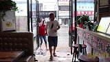 二叔带燕子和欢欢吃汉堡，谁知欢欢一人吃了三个，厉害！