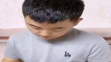 爸爸本想饭后抽根烟，结果却被儿子给教育了一通，最后烟都给吓掉