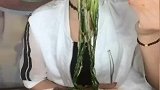 金针菇配油麦菜，妹子直接大口往嘴里塞，嚼的真带劲啊