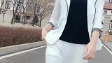 白色套装小姐姐，气场强大，是职场霸气女性