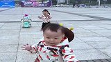 双胞胎弟弟：活该，叫你前面嘚瑟！