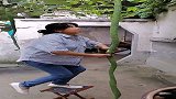 这丝瓜太长，还是我太婑了