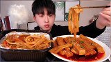 宽粉就这么好吃吗，小伙一口接着一口秃噜，好吃到闭眼