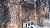 难怪修路时这栋房子没人敢拆，眼前这一幕，靠山也太硬了