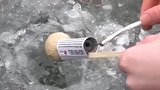 往冰窟窿里扔鞭炮是什么体验呢