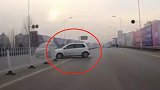 小白车转弯想玩个甩尾，结果却悲剧了