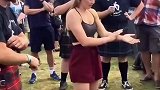 考验真功夫！石墩子一个比一个大，美女说扛就扛