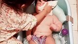 给七个月大的弟弟洗澡，妈妈，每次洗澡她都抢着动手