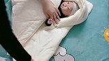 育婴师示范怎么给小宝宝包裹，新手爸妈可以学习一下！