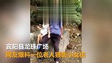 南宁一老头疑当街将手伸进女童裙子，遭路人质问淡定离去