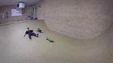综合-17年-爸爸教小萌娃玩滑板 天分颇高挑战高难度动作吓傻老爸-专题