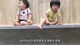 宝宝坐在地上突然放了个屁，接下来宝宝的反应，爸妈差点笑岔气