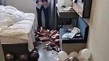 客房内有多种气球，保洁员用针挨个扎破