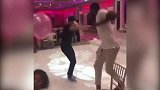篮球-18年-嫌弃脸!泡椒化身灵魂舞者 女儿一旁背过身一脸无奈-专题