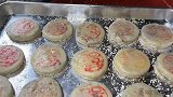 福建泉州龙涓大饼，木火炭烤传承100多年，92岁老伯高峰日做上万个
