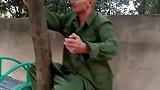 部队的老通讯侦察兵，这么大岁数了一步爬上墙头，单手持枪爬树！