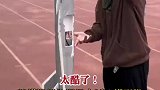 航模队学生操场上试飞模型机