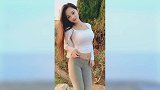 长发美女小姐姐穿搭有范，夕阳下花园自拍笑起来太美了