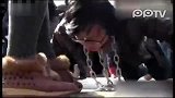武汉女子铁链牵3名爬行男子称系宣传尊重女性