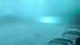 泡澡池内惊现乌云暴雨和雷鸣闪电