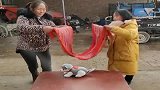 大姐真有意思，这毛绒玩具，咋就变成真狗了