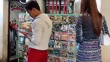 这名缅甸妹子火了，在摊子上看什么呢，这么专注！