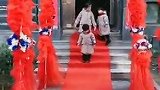 这三个小孩可真会玩，在红地毯这里玩了很长时间了