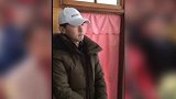 邓伦新年回村走亲戚到家就被要签名，表情太乖巧了!