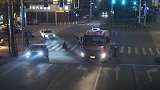 半挂车碾上电动车 骑车人紧急“驴打滚”惊险生还