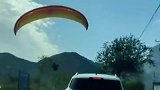 最美人车相撞 万万没想到出门撞了滑翔伞  多少次回眸换得从天而降的相遇