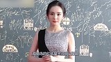女星都盛装出席红毯，而杨幂却穿运动鞋登台，是时尚还是无所谓