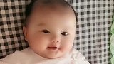 萌娃躺在床上自娱自乐，这头发长得有点偏啊