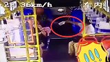 江苏一女乘客在公交车上大小便 前排乘客还为其递纸