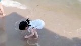 萌娃想在沙滩上画心，没想到竟是这样的结局
