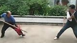 又是两位民间高手，一招一式之中，尽显中华武术精髓
